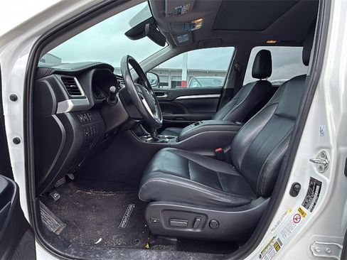 Used 2019 Toyota Highlander XLE image 4