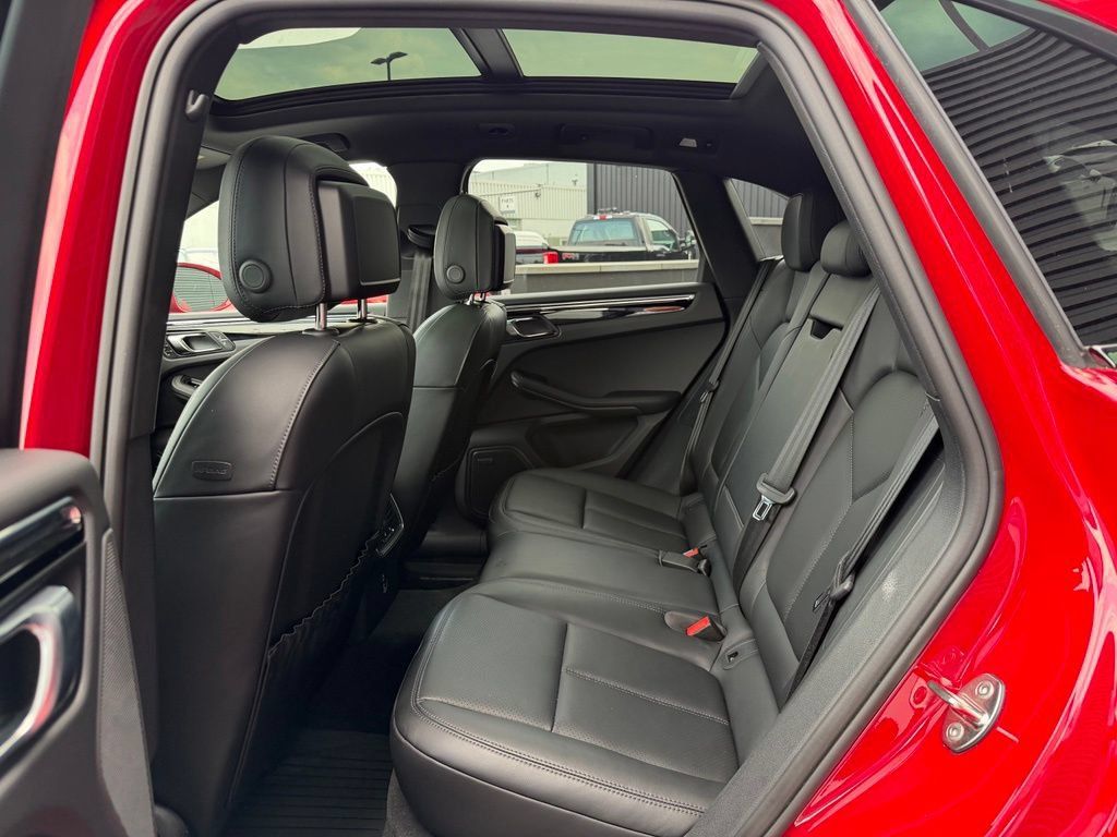 Used 2025 Porsche Macan AWD/4WD image 10