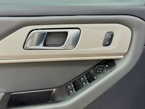 Used 2025 Ford Explorer Active RWD image 18