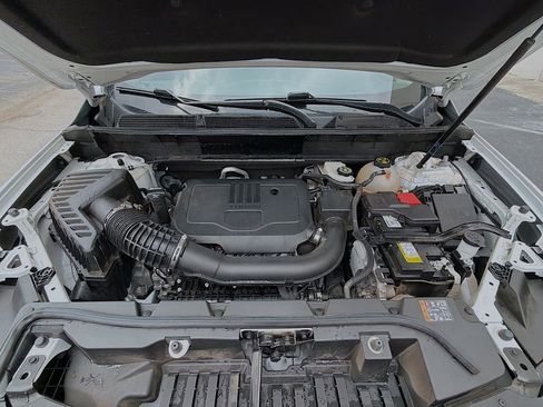 Used 2023 GMC Acadia SLT FWD image 32
