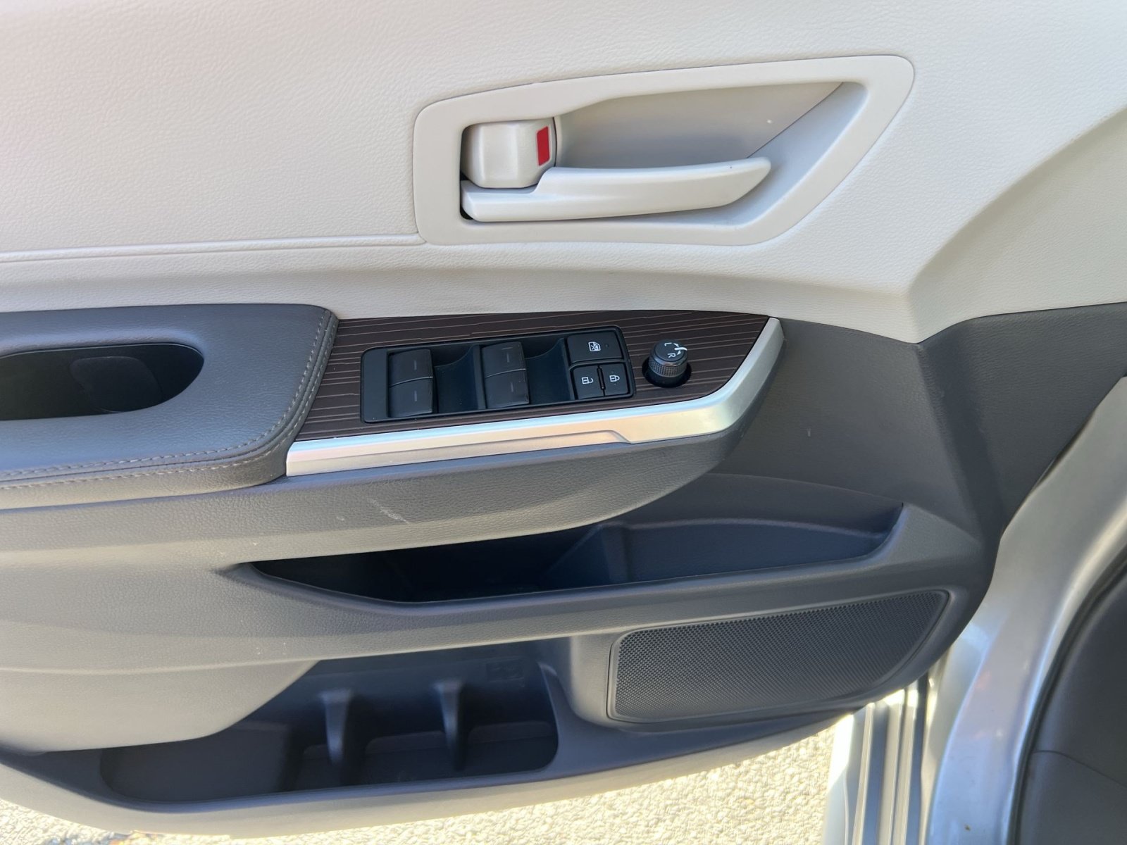 Used 2024 Toyota Sienna LE AWD/4WD image 15