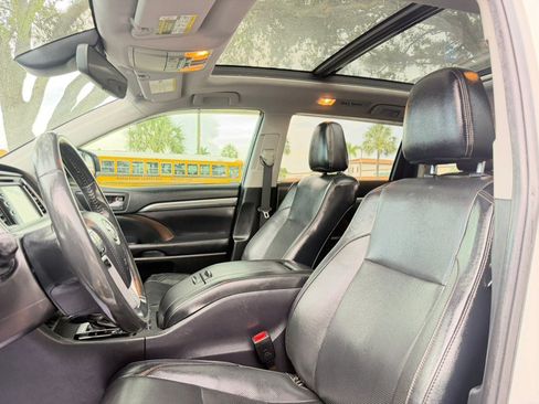 Used 2019 Toyota Highlander Limited Platinum FWD image 18