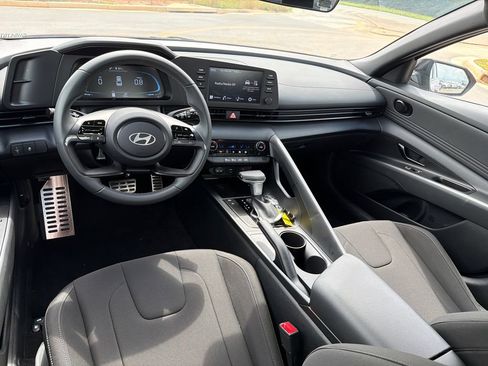 Certified 2025 Hyundai Elantra Sport FWD image 22