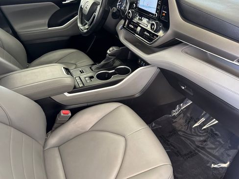 Used 2022 Toyota Highlander XLE FWD image 17