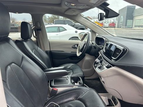 Used 2019 Chrysler Pacifica Limited w/ 8-pass Seating Package image 7