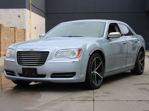 Used 2013 Chrysler 300 image 2