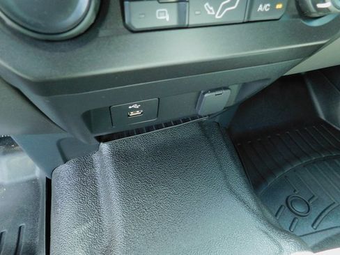 Used 2022 Ford F550 4x4 Crew Cab Super Duty w/ Power Equipment Group image 22