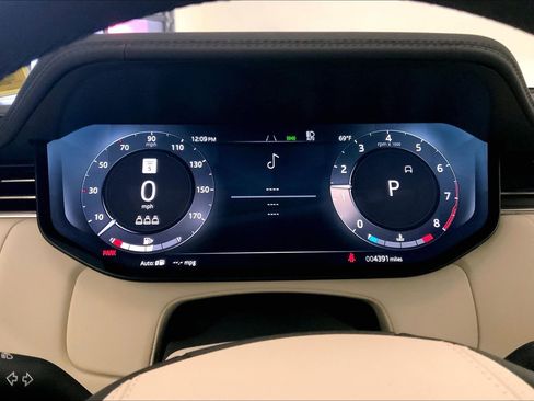 Certified 2025 Land Rover Range Rover SE AWD/4WD image 25