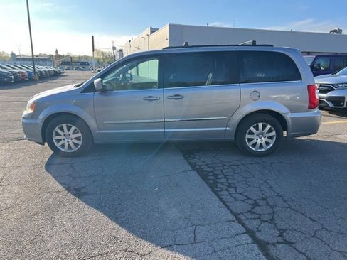 Used 2016 Chrysler Town & Country Touring FWD image 3