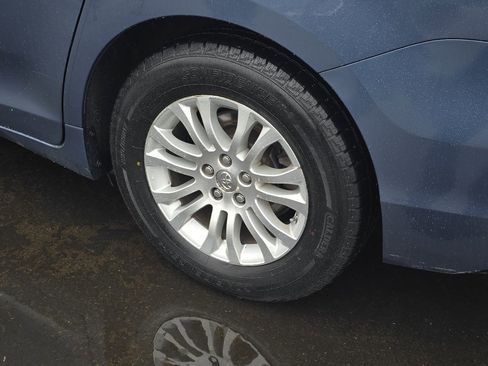 Used 2015 Toyota Sienna XLE w/ XLE Navigation Package image 11