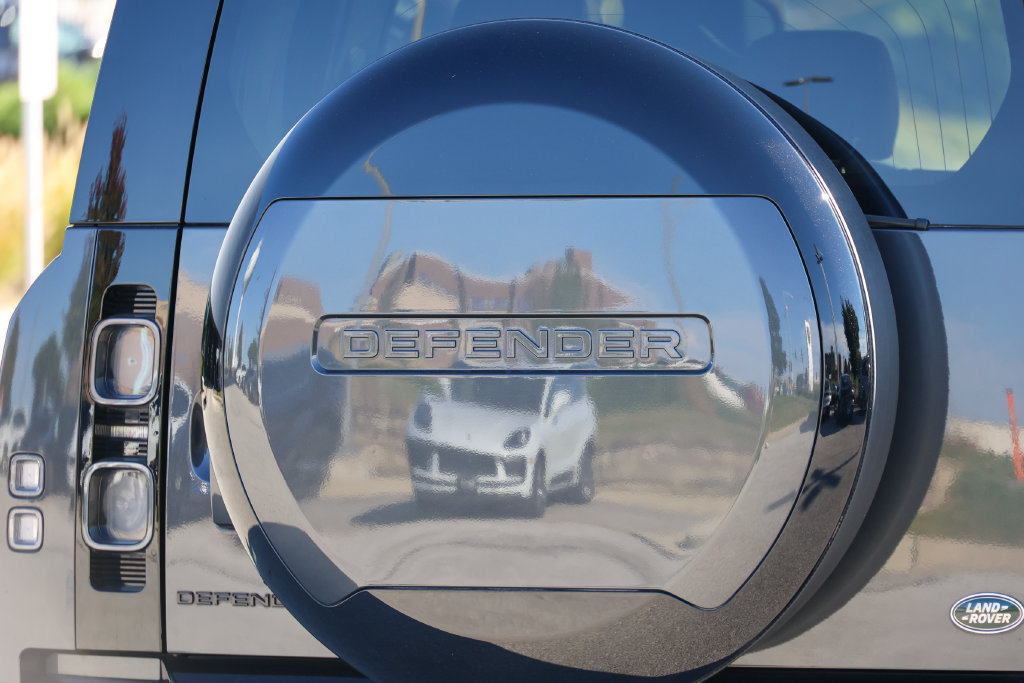 Used 2023 Land Rover Defender 110 V8 AWD/4WD image 18