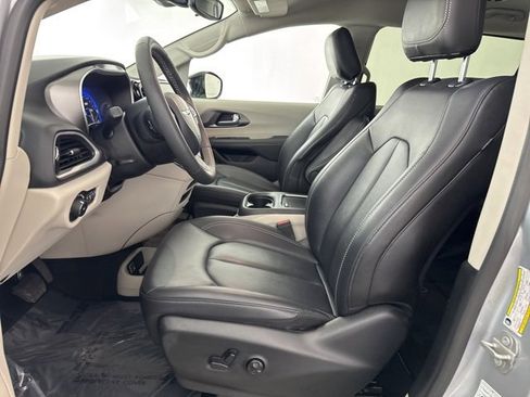 Used 2024 Chrysler Pacifica Touring-L image 26
