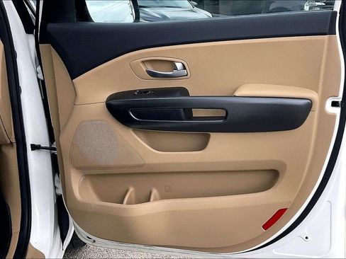 Used 2017 Kia Sedona LX w/ LX Essentials Premium Package FWD image 29