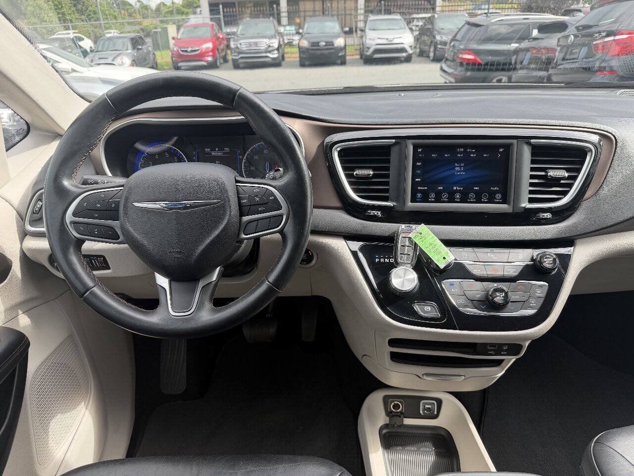 Used 2018 Chrysler Pacifica Touring-L FWD image 19