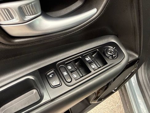 Used 2018 Jeep Renegade Altitude AWD/4WD image 18
