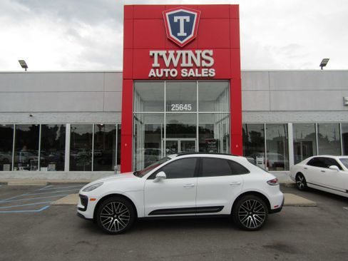 Used 2022 Porsche Macan AWD/4WD image 1