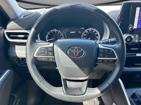 Used 2024 Toyota Highlander XLE FWD image 15