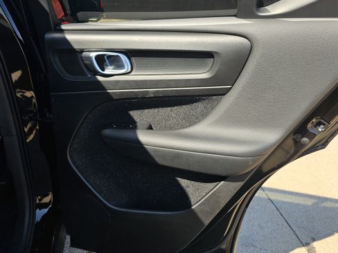 Used 2019 Volvo XC40 T5 Momentum image 30