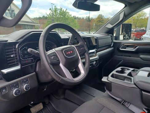 Used 2025 GMC Sierra 2500 SLE w/ SLE Value Package; AWD/4WD image 8