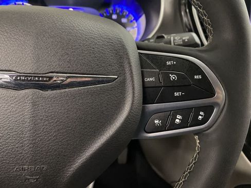 Used 2024 Chrysler Pacifica Touring-L FWD image 21