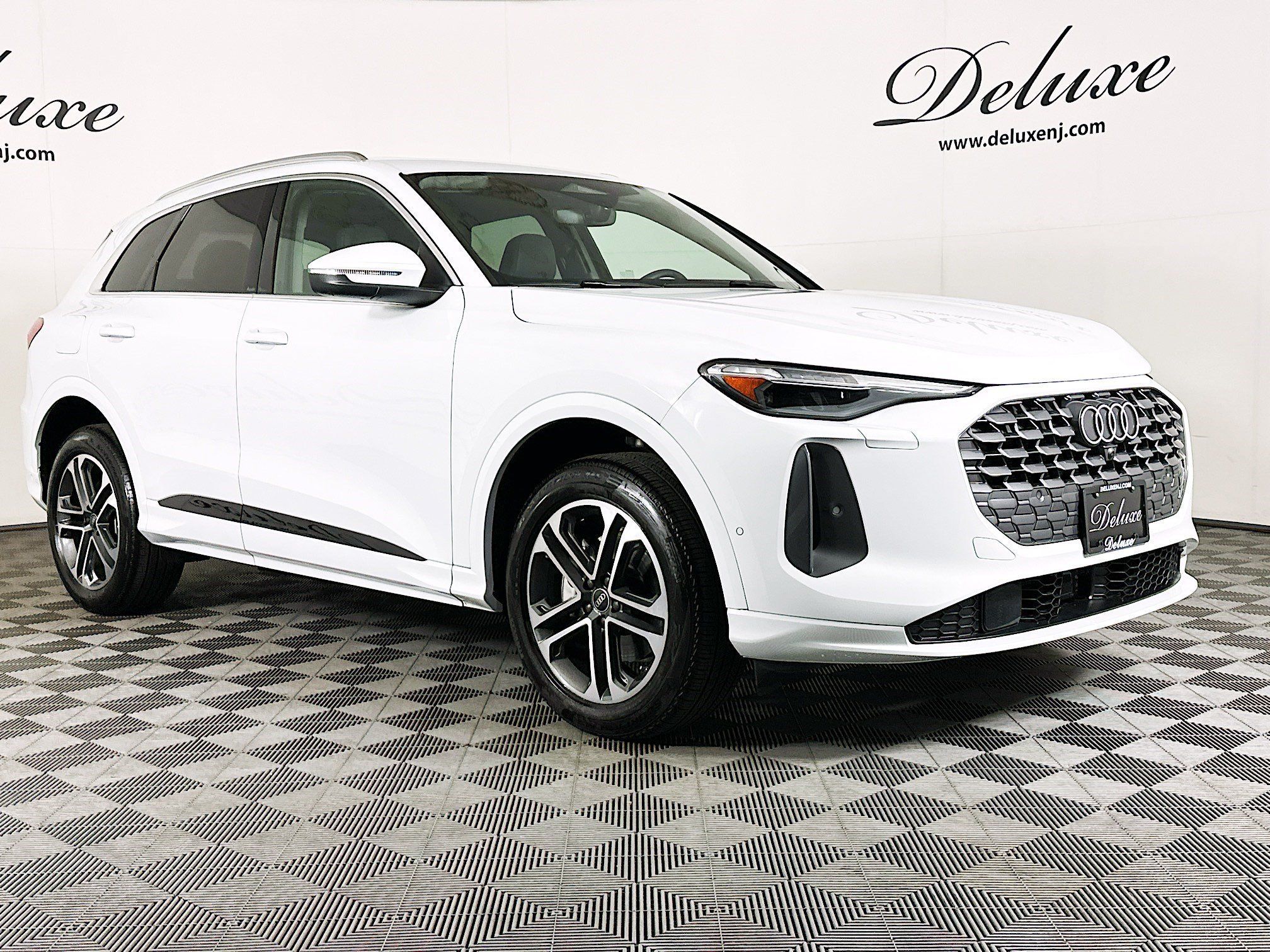 Used 2025 Audi Q5 Premium Plus AWD/4WD image 1