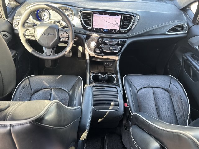 Used 2025 Chrysler Pacifica Limited FWD image 21