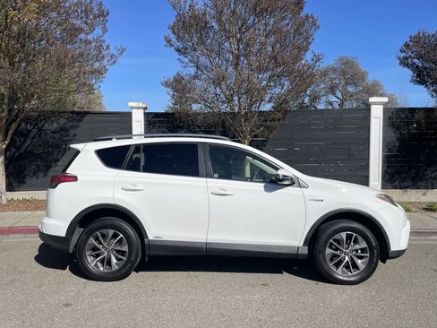 Used 2018 Toyota RAV4 LE image 3