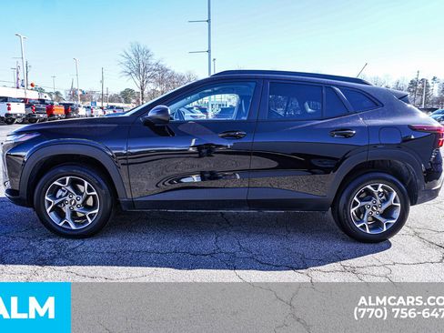 Used 2025 Chevrolet Trax LT w/ LT Convenience Package image 10