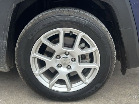 Used 2021 Jeep Renegade Latitude FWD image 32