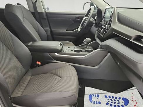 Used 2022 Toyota Highlander LE FWD image 26