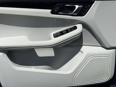 Certified 2023 Porsche Macan AWD/4WD image 22