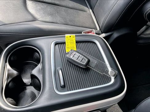 Used 2024 Chrysler Pacifica Touring-L FWD image 36