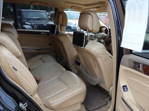 Used 2011 Mercedes-Benz GL 550 4MATIC image 27
