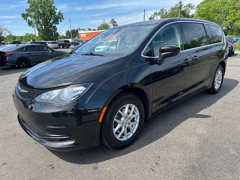 Used 2022 Chrysler Voyager LX FWD image 7