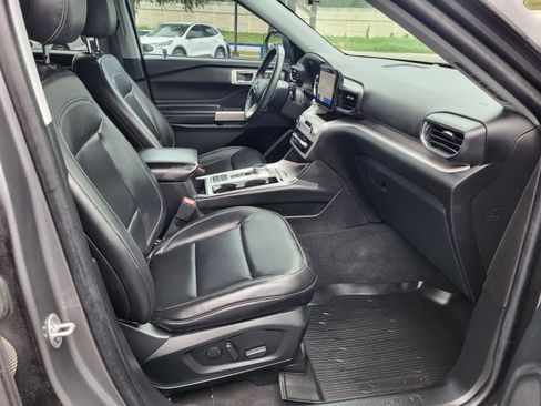 Used 2023 Ford Explorer XLT w/ Equipment Group 202A RWD image 12