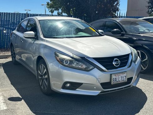 Used 2017 Nissan Altima 2.5 SL w/ Technology Package FWD image 2