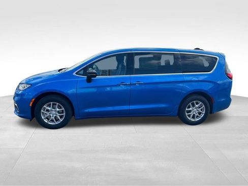 New 2026 Chrysler Pacifica Select image 4