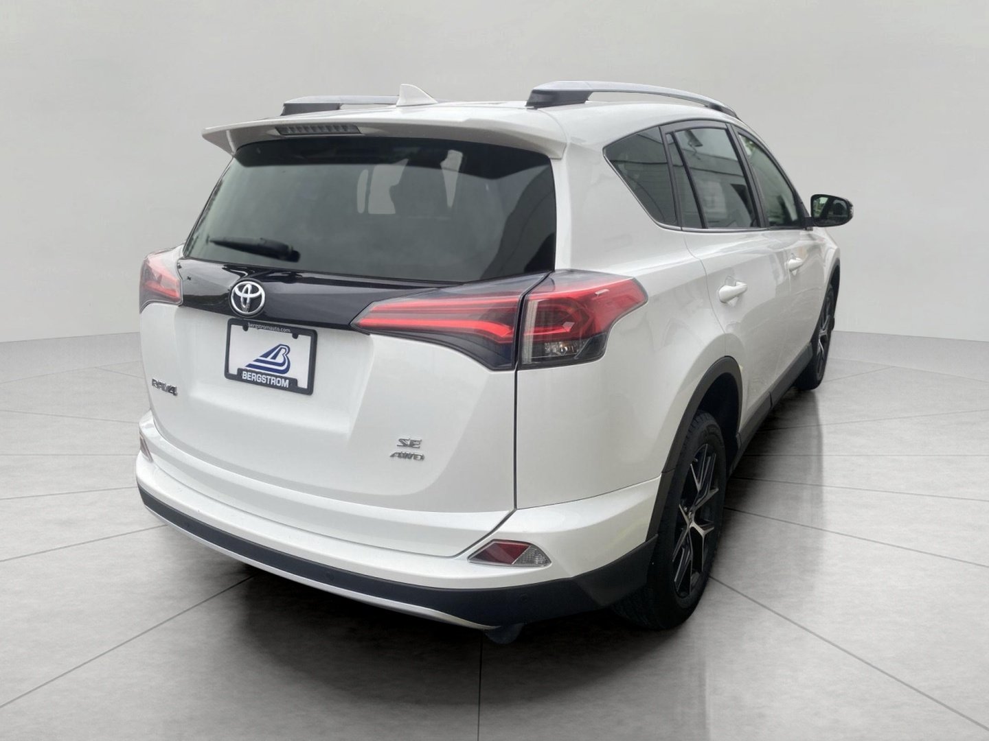 Used 2016 Toyota RAV4 SE w/ Advanced Technology Package AWD/4WD image 9