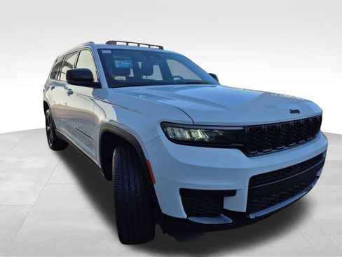 Used 2025 Jeep Grand Cherokee L Altitude image 7