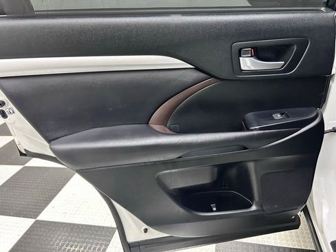 Used 2017 Toyota Highlander XLE image 16