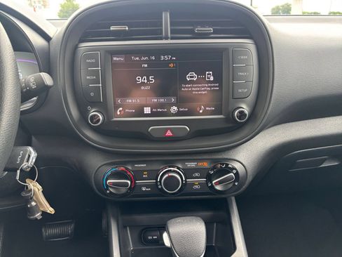 Used 2025 Kia Soul LX w/ LX Technology Package FWD image 17
