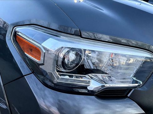 Used 2019 Toyota Tacoma TRD Sport w/ Technology Package image 25