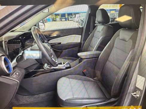 Used 2025 Chevrolet Trax LT w/ LT Convenience Package image 7