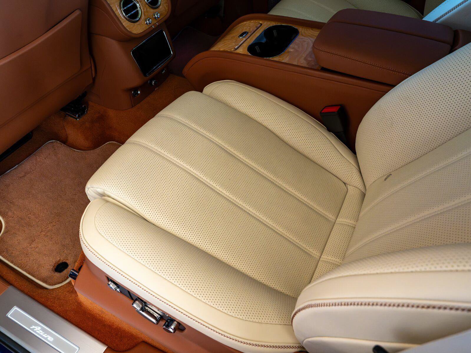 Used 2024 Bentley Bentayga AWD/4WD image 25