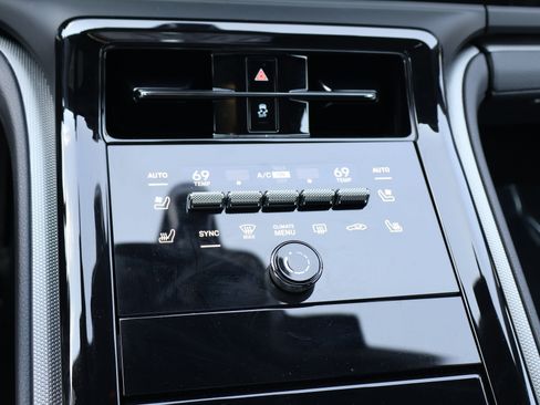 Used 2025 Porsche Panamera RWD image 39