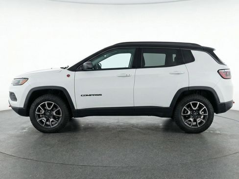 Used 2025 Jeep Compass Trailhawk w/ Trailer Tow Group AWD/4WD image 5