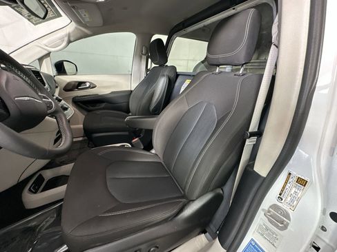 Used 2023 Chrysler Voyager LX image 12