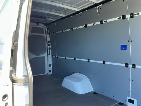 Used 2025 Mercedes-Benz Sprinter 4500 image 21