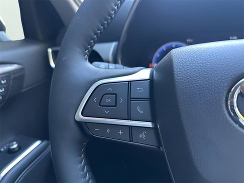 Used 2025 Toyota Highlander Platinum image 26