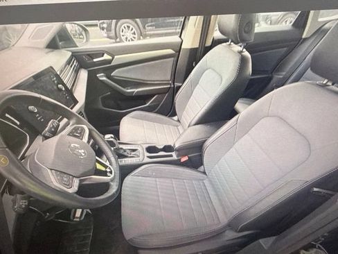 Used 2025 Volkswagen Jetta SE FWD image 6